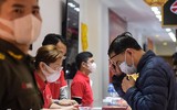 Người dân Hà Nội bịt khẩu trang phòng virus Corona mua vàng